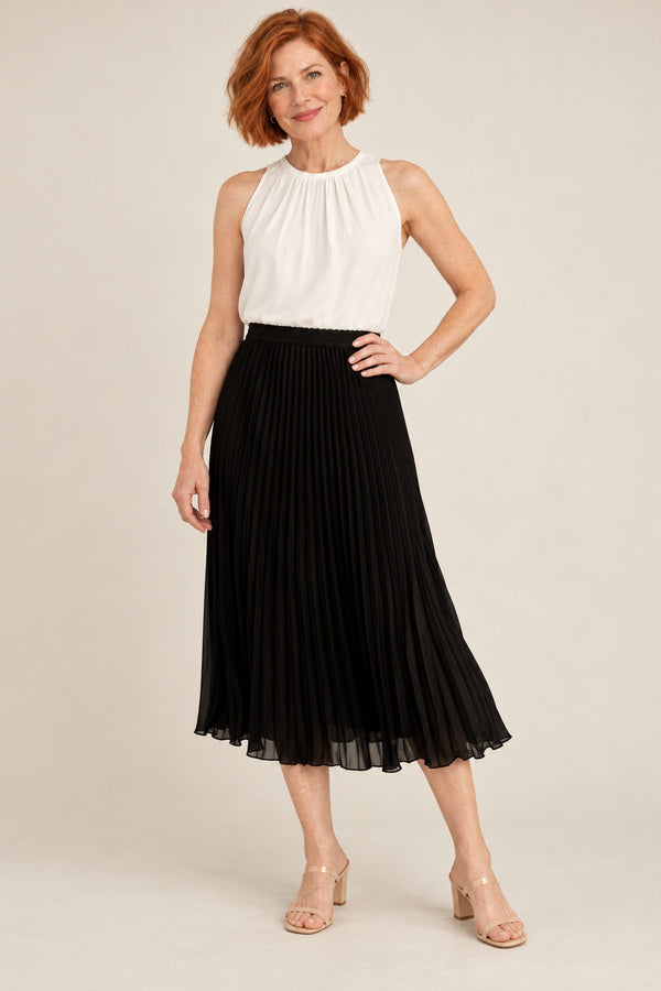Vivienne Skirt Black – short red-haired model aged 55, view 2