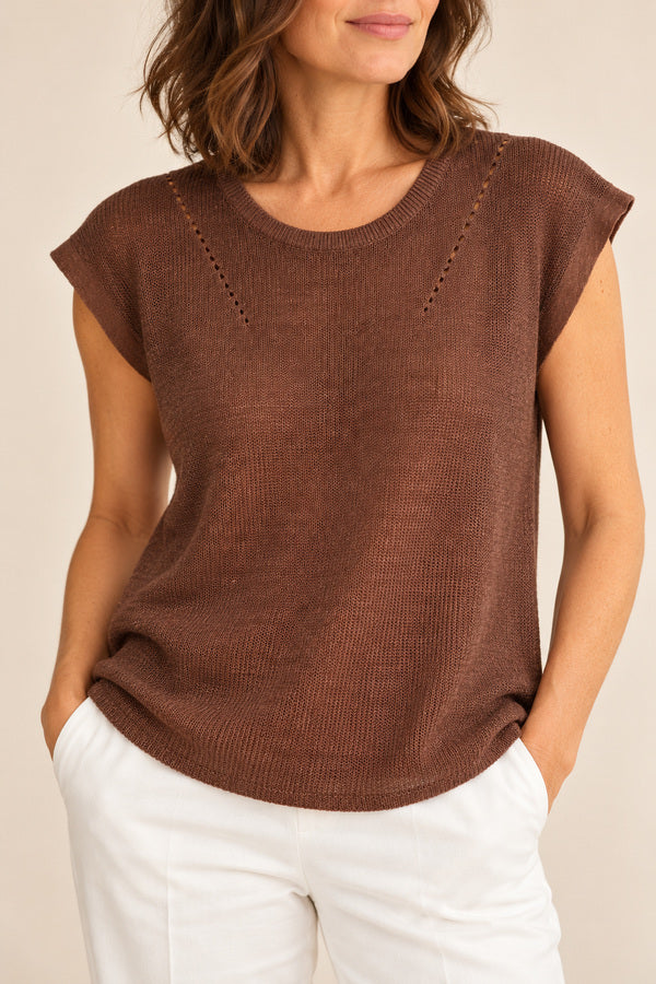 Cassidy cotton-linen knit top with white pants – AI-styled knit detail