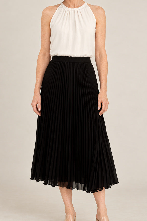 Vivienne Skirt Black – short red-haired model aged 55, view 3