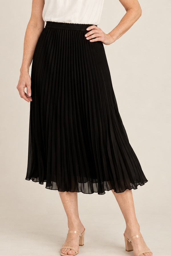 Vivienne Skirt Black – short red-haired model aged 55, view 4
